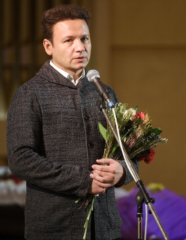 Актер Александр Олешко на церемонии прощания с композитором Евгением Крылатовым Актер Александр Олешко на церемонии прощания с композитором Евгением Крылатовым