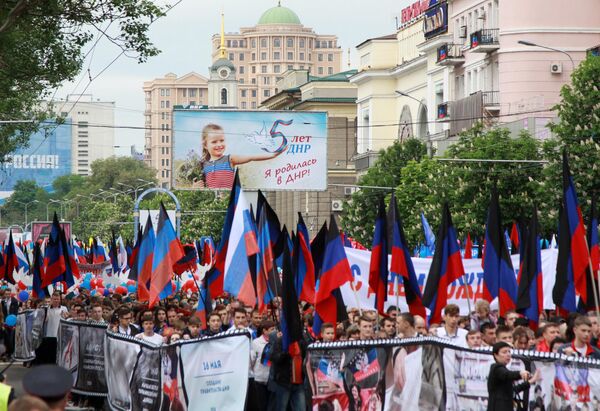 Участники шествия Лента времени во время торжественных мероприятий, посвященных Дню Донецкой народной республики - 5-й годовщине образования ДНР. 11 мая 2019 Участники шествия Лента времени во время торжественных мероприятий, посвященных Дню Донецкой народной республики - 5-й годовщине образования ДНР. 11 мая 2019