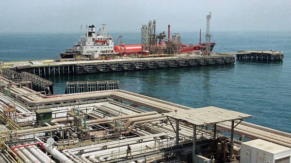 Нефтяные трубопроводы и порт в Рас Таннуре, Саудовская Аравия Нефтяные трубопроводы и порт в Рас Таннуре, Саудовская Аравия