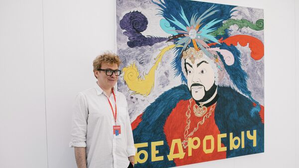 Павел Пепперштейн на фоне арт-объекта Бедросыч (Филипп Киркоров) Павел Пепперштейн на фоне арт-объекта Бедросыч (Филипп Киркоров)