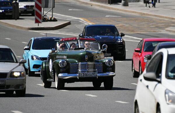 Участники в автомобиле Cadillac Sixty two Convertible 1940 года принимают участие в ралли классических ретро-автомобилей в Москве Участники в автомобиле Cadillac Sixty two Convertible 1940 года принимают участие в ралли классических ретро-автомобилей в Москве
