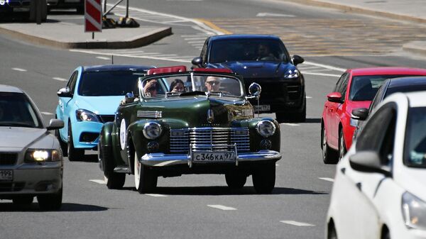 Участники в автомобиле Cadillac Sixty two Convertible 1940 года принимают участие в ралли классических ретро-автомобилей в Москве Участники в автомобиле Cadillac Sixty two Convertible 1940 года принимают участие в ралли классических ретро-автомобилей в Москве
