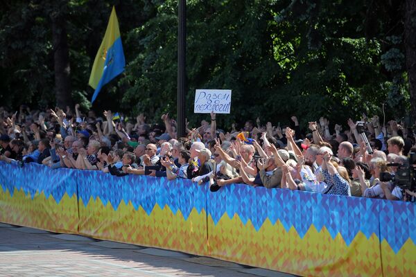 Зрители трансляции церемонии инаугурации избранного президента Украины Владимира Зеленского в Киеве