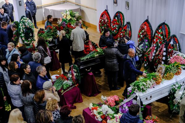 Церемония прощания с жителями Мурманской области, погибшими в катастрофе самолета компании Аэрофлот Sukhoi Superjet-100 в аэропорту Шереметьево Церемония прощания с жителями Мурманской области, погибшими в катастрофе самолета компании Аэрофлот Sukhoi Superjet-100 в аэропорту Шереметьево