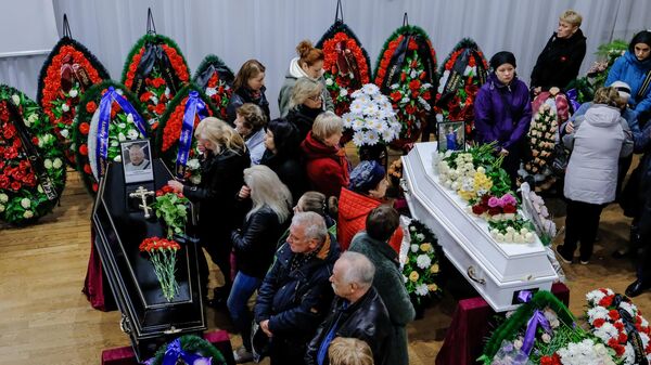 Церемония прощания с жителями Мурманской области, погибшими в катастрофе самолета компании Аэрофлот Sukhoi Superjet-100 в аэропорту Шереметьево Церемония прощания с жителями Мурманской области, погибшими в катастрофе самолета компании Аэрофлот Sukhoi Superjet-100 в аэропорту Шереметьево