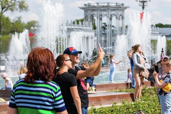 Посетители ВДНХ в Москве Посетители ВДНХ в Москве