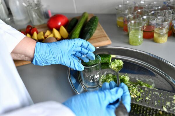Проверка продуктов в лаборатории Роспотребнадзора Проверка продуктов в лаборатории Роспотребнадзора