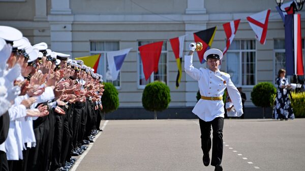 Кадеты филиала Нахимовского военно-морского училища (Севастопольского президентского кадетского училища) во время последнего звонка в Севастополе Кадеты филиала Нахимовского военно-морского училища (Севастопольского президентского кадетского училища) во время последнего звонка в Севастополе