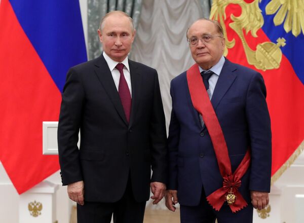Президент РФ Владимир Путин и ректор Московского государственного университета имени М. В. Ломоносова Виктор Садовничий, награжденный орденом За заслуги перед отечеством I степени Президент РФ Владимир Путин и ректор Московского государственного университета имени М. В. Ломоносова Виктор Садовничий, награжденный орденом За заслуги перед отечеством I степени