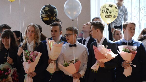 Школьники во время последнего звонка в гимназии № 9 в Екатеринбурге