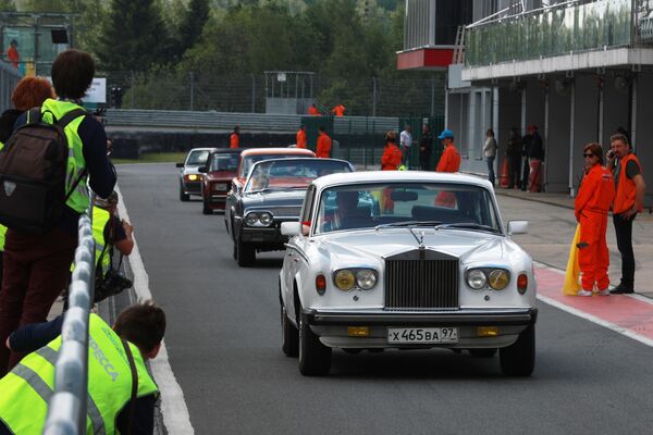 Автомобиль Rolls-Royce Silver Shadow во время торжественного открытия VII автомобильного фестиваля Moscow Classic на автодроме Moscow Raceway в Московской области Автомобиль Rolls-Royce Silver Shadow во время торжественного открытия VII автомобильного фестиваля Moscow Classic на автодроме Moscow Raceway в Московской области
