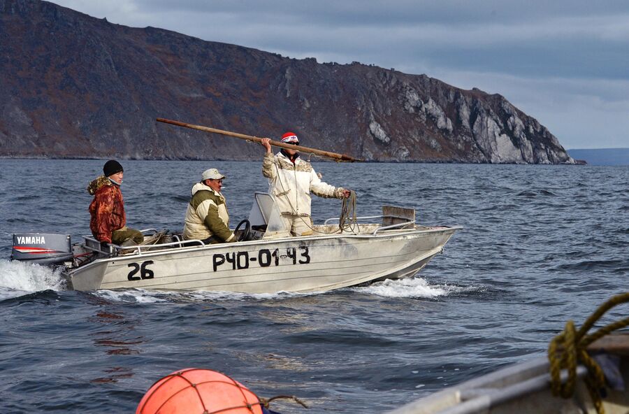 Охотники на моржей у побережья Берингова моря Охотники на моржей у побережья Берингова моря