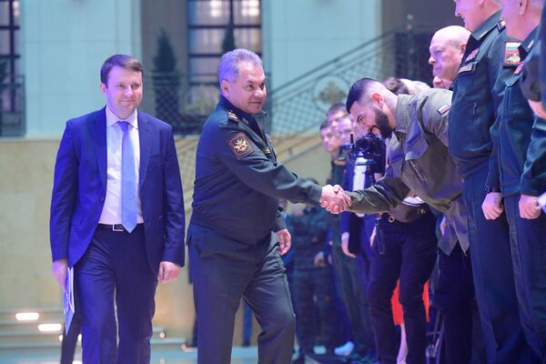 Министр экономического развития РФ Максим Орешкин, министр обороны РФ Сергей Шойгу и рэп-исполнитель Тимати (слева направо) на премьерном показе новой коллекции одежды Министр экономического развития РФ Максим Орешкин, министр обороны РФ Сергей Шойгу и рэп-исполнитель Тимати (слева направо) на премьерном показе новой коллекции одежды