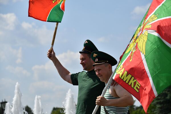 Пограничники во время празднования Дня Пограничных войск на Поклонной горе в Москве Пограничники во время празднования Дня Пограничных войск на Поклонной горе в Москве