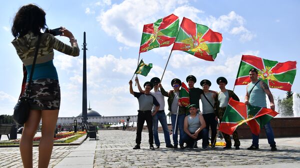 Пограничники во время празднования Дня Пограничных войск на Поклонной горе в Москве Пограничники во время празднования Дня Пограничных войск на Поклонной горе в Москве