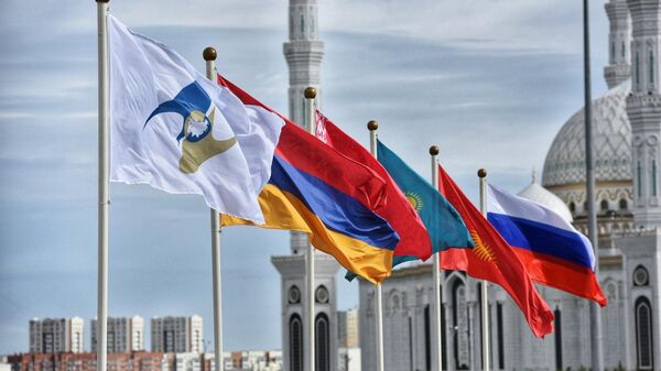 Флаги России, Киргизии, Казахстана, Белоруссии, Армении, а также с символикой Евразийского экономического союза (ЕАЭС) Флаги России, Киргизии, Казахстана, Белоруссии, Армении, а также с символикой Евразийского экономического союза (ЕАЭС)