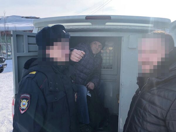 Руцкий демонстрирует, как именно ударил полицейского Руцкий демонстрирует, как именно ударил полицейского