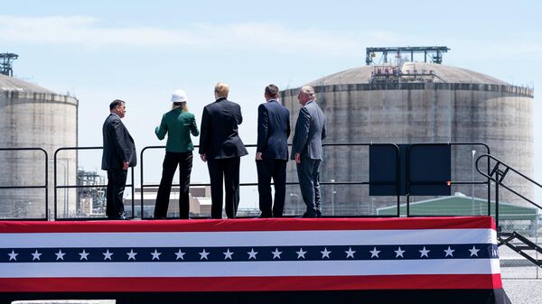 Президент США Дональд Трамп на заводе по производству сжиженного природного газа (СПГ) в Хакберри, США Президент США Дональд Трамп на заводе по производству сжиженного природного газа (СПГ) в Хакберри, США