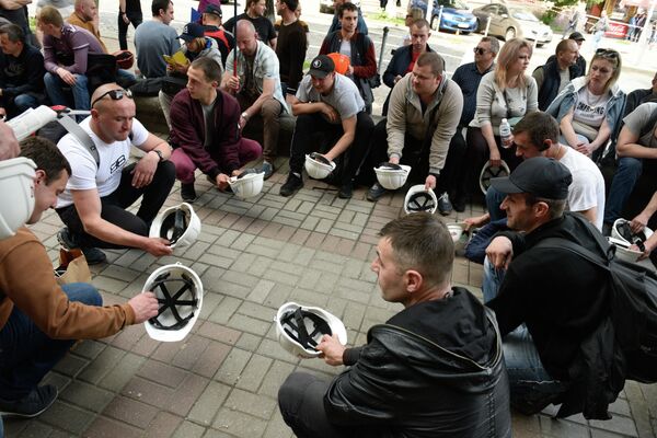 Участники акции протеста шахтеров в Киеве. Шахтёры Львовского угольного бассейна протестуют против задержек заработной платы и ненадлежащих условий труда Участники акции протеста шахтеров в Киеве. Шахтёры Львовского угольного бассейна протестуют против задержек заработной платы и ненадлежащих условий труда
