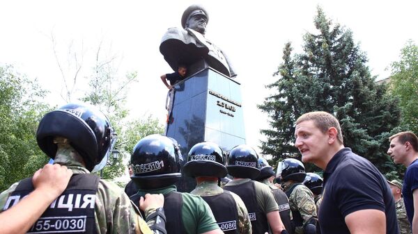 Сотрудники полиции стоят в оцеплении вокруг бюста маршала Георгия Жукова в Харькове во время попыток представителей националистических организаций повалить памятник. 2 июня 2019 Сотрудники полиции стоят в оцеплении вокруг бюста маршала Георгия Жукова в Харькове во время попыток представителей националистических организаций повалить памятник. 2 июня 2019