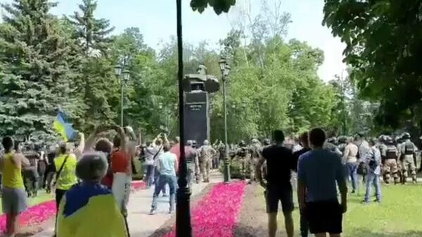 Видео сноса бюста Жукову в Харькове Видео сноса бюста Жукову в Харькове