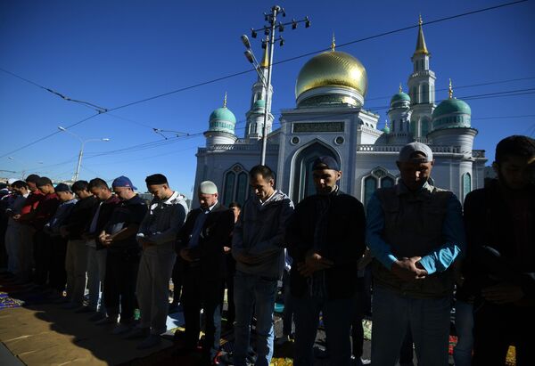 Мусульмане перед намазом в день праздника Ураза-байрам у Соборной мечети в Москве Мусульмане перед намазом в день праздника Ураза-байрам у Соборной мечети в Москве