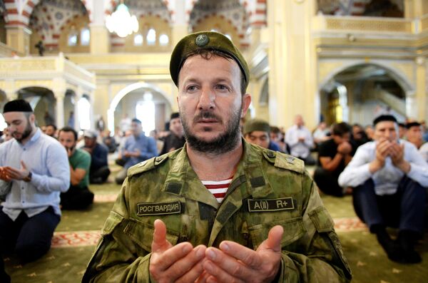 Верующие во время праздничной молитвы в мечети Сердце Чечни имени А. Кадырова в Грозном Верующие во время праздничной молитвы в мечети Сердце Чечни имени А. Кадырова в Грозном