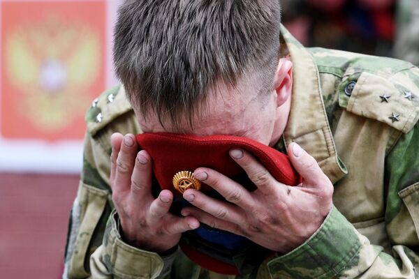 Церемония вручения краповых беретов на квалификационных испытаниях на право ношения крапового берета среди военнослужащих и сотрудников подразделений специального назначения Сибирского округа Росгвардии Церемония вручения краповых беретов на квалификационных испытаниях на право ношения крапового берета среди военнослужащих и сотрудников подразделений специального назначения Сибирского округа Росгвардии