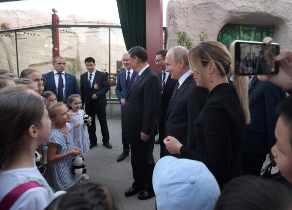 Владимир Путин и председатель КНР Си Цзиньпин принимают участие в официальной церемонии передачи правительством Китая двух больших панд Московскому зоопарку. 5 июня 2019 Владимир Путин и председатель КНР Си Цзиньпин принимают участие в официальной церемонии передачи правительством Китая двух больших панд Московскому зоопарку. 5 июня 2019