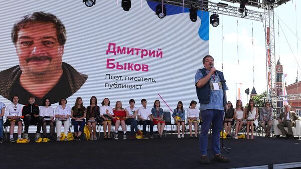 Писатель, публицист Дмитрий Быков выступает на церемонии награждения финалистов Всероссийского литературного конкурса для подростков Класс! в рамках книжного фестиваля на Красной площади в Москве Писатель, публицист Дмитрий Быков выступает на церемонии награждения финалистов Всероссийского литературного конкурса для подростков Класс! в рамках книжного фестиваля на Красной площади в Москве