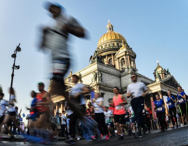 Участники во время забега SPIEF Race в рамках Петербургского международного экономического форума Участники во время забега SPIEF Race в рамках Петербургского международного экономического форума