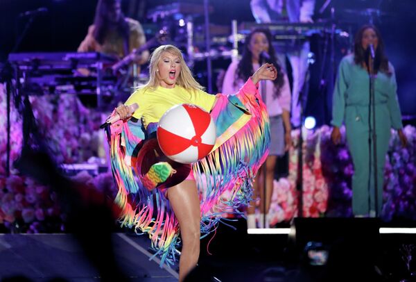 Тейлор Свифт во время выступления на концерте iHeartRadio Wango Tango в Карсоне, Калифорния, США Тейлор Свифт во время выступления на концерте iHeartRadio Wango Tango в Карсоне, Калифорния, США