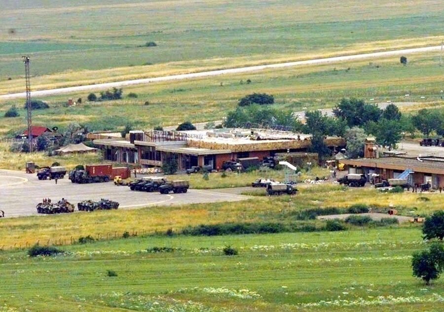 Российские военные занимают аэропорт Приштины Российские военные занимают аэропорт Приштины