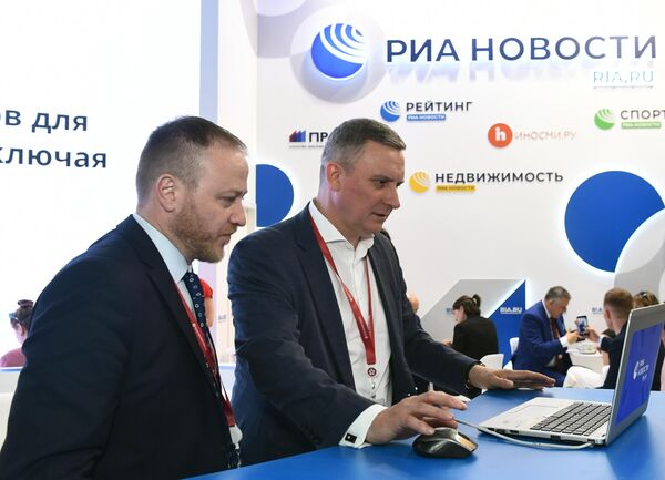 Заместитель главного редактора МИА Россия сегодня Дмитрий Горностаев и руководитель Федерального агентства связи Олег Духовницкий на стенде МИА Россия сегодня Заместитель главного редактора МИА Россия сегодня Дмитрий Горностаев и руководитель Федерального агентства связи Олег Духовницкий на стенде МИА Россия сегодня