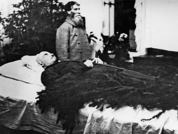 Владимир Ильич Ленин на смертном одре. Резиденция Горки. 22-23 января 1924 года Владимир Ильич Ленин на смертном одре. Резиденция Горки. 22-23 января 1924 года