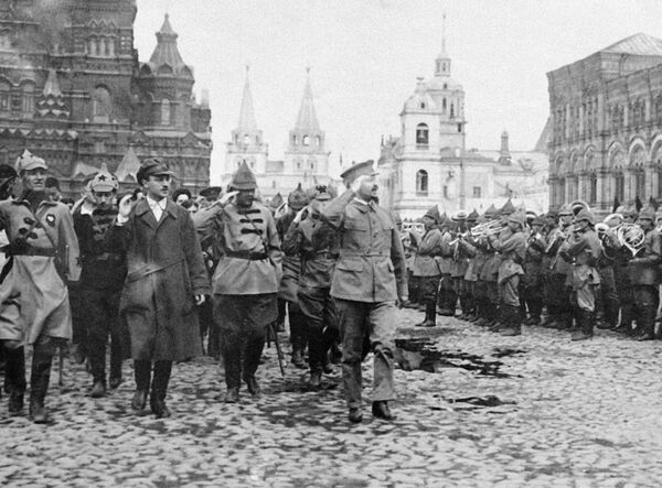 Народный комиссар по военным и морским делам Лев Троцкий принимает военный парад на Красной площади в Москве в честь Третьего конгресса Коминтерна Народный комиссар по военным и морским делам Лев Троцкий принимает военный парад на Красной площади в Москве в честь Третьего конгресса Коминтерна