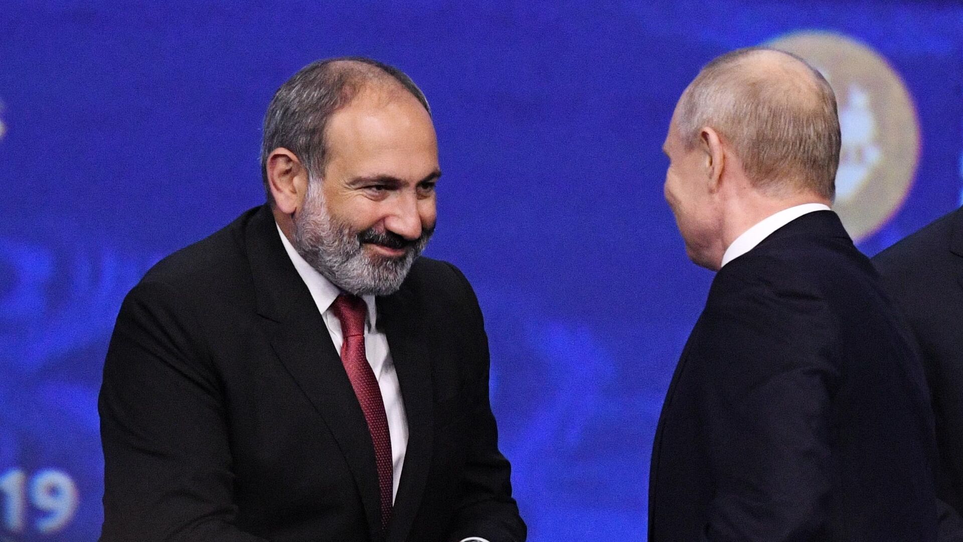 Владимир Путин и премьер-министр Армении Никол Пашинян после окончания пленарного заседания ПМЭФ-2019 в конгрессно-выставочном центре Экспофорум Владимир Путин и премьер-министр Армении Никол Пашинян после окончания пленарного заседания ПМЭФ-2019 в конгрессно-выставочном центре Экспофорум - РИА Новости, 1920, 07.10.2020