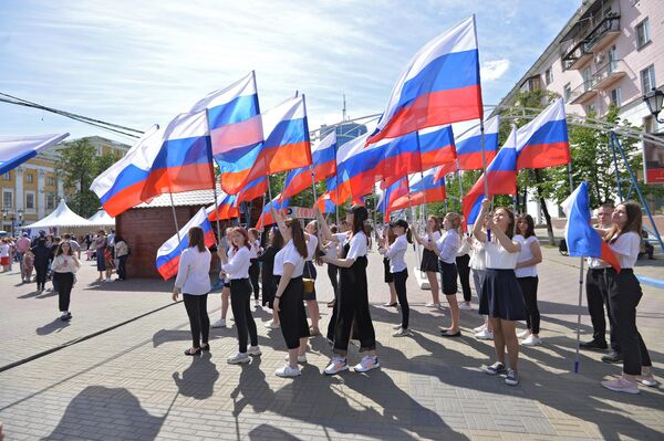 Девушки с флагами на праздновании Дня России в Челябинске Девушки с флагами на праздновании Дня России в Челябинске