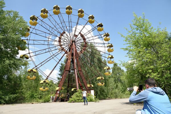 Туристы во время экскурсии в зону отчуждения Чернобыльской атомной электростанции (ЧАЭС) имени Владимира Ильича Ленина в городе Припять Туристы во время экскурсии в зону отчуждения Чернобыльской атомной электростанции (ЧАЭС) имени Владимира Ильича Ленина в городе Припять