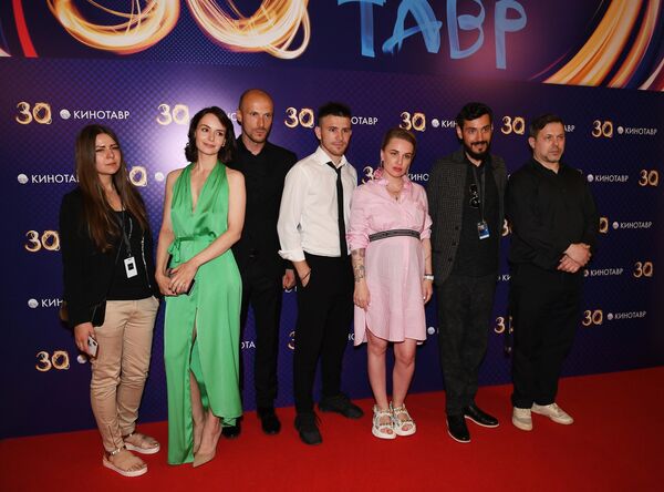 Режисер Валерия Гай-Германика (третья справа) на премьере своего фильма Мысленный волк в рамках 30-го кинофестиваля Кинотавр.
