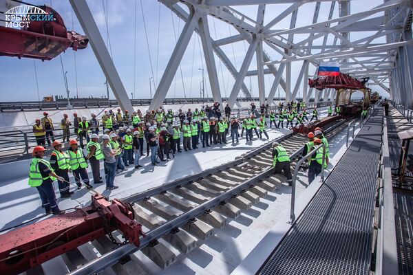 Стыковка рельсов на первом пути железнодорожной части Крымского моста Стыковка рельсов на первом пути железнодорожной части Крымского моста