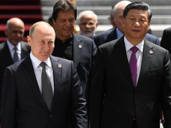 Президент РФ Владимир Путин и председатель КНР Си Цзиньпин на церемонии фотографирования глав государств - членов ШОС в Бишкеке Президент РФ Владимир Путин и председатель КНР Си Цзиньпин на церемонии фотографирования глав государств - членов ШОС в Бишкеке