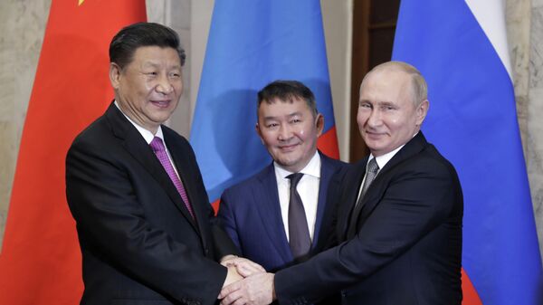 Президент РФ Владимир Путин на церемонии совместного фотографирования с председателем КНР Си Цзиньпинем и президентом Монголии Халтмаагийном Баттулгой Президент РФ Владимир Путин на церемонии совместного фотографирования с председателем КНР Си Цзиньпинем и президентом Монголии Халтмаагийном Баттулгой