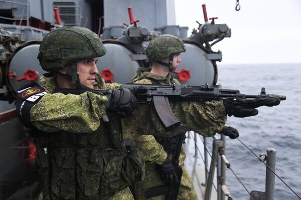 Российские военнослужащие во время совместных российско-японских учений по поиску и спасению на море Сарекс-2019 Российские военнослужащие во время совместных российско-японских учений по поиску и спасению на море Сарекс-2019