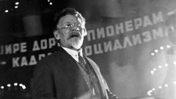 Председатель ЦИК СССР от РСФСР Михаил Иванович Калинин выступает на IХ съезде ВЛКСМ Председатель ЦИК СССР от РСФСР Михаил Иванович Калинин выступает на IХ съезде ВЛКСМ