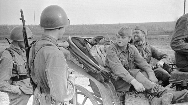 Разведчица Катя из Одессы беседует с бойцами. Район Красный Дальник Разведчица Катя из Одессы беседует с бойцами. Район Красный Дальник