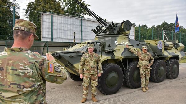 Военнослужащие армии США фотографируются у украинского бронетранспортёра БТР-3 на Яворовском полигоне во Львовской области Военнослужащие армии США фотографируются у украинского бронетранспортёра БТР-3 на Яворовском полигоне во Львовской области