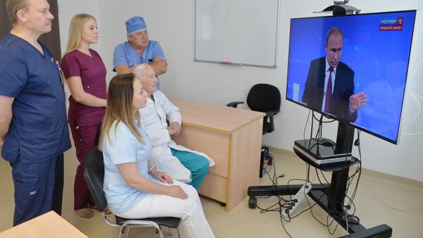 Врачи федерального центра сердечно сосудистой хирургии смотрят трансляцию прямой линии с президентом России Владимиром Путиным