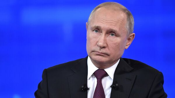Президент РФ Владимир Путин отвечает на вопросы россиян во время ежегодной специальной программы Прямая линия с Владимиром Путиным Президент РФ Владимир Путин отвечает на вопросы россиян во время ежегодной специальной программы Прямая линия с Владимиром Путиным