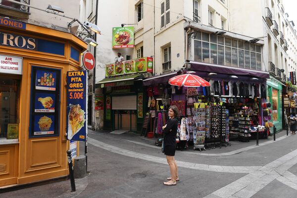 Женщина на улице латинского квартала Ла-Хюшет (Rue de la Huchette) в Париже Женщина на улице латинского квартала Ла-Хюшет (Rue de la Huchette) в Париже